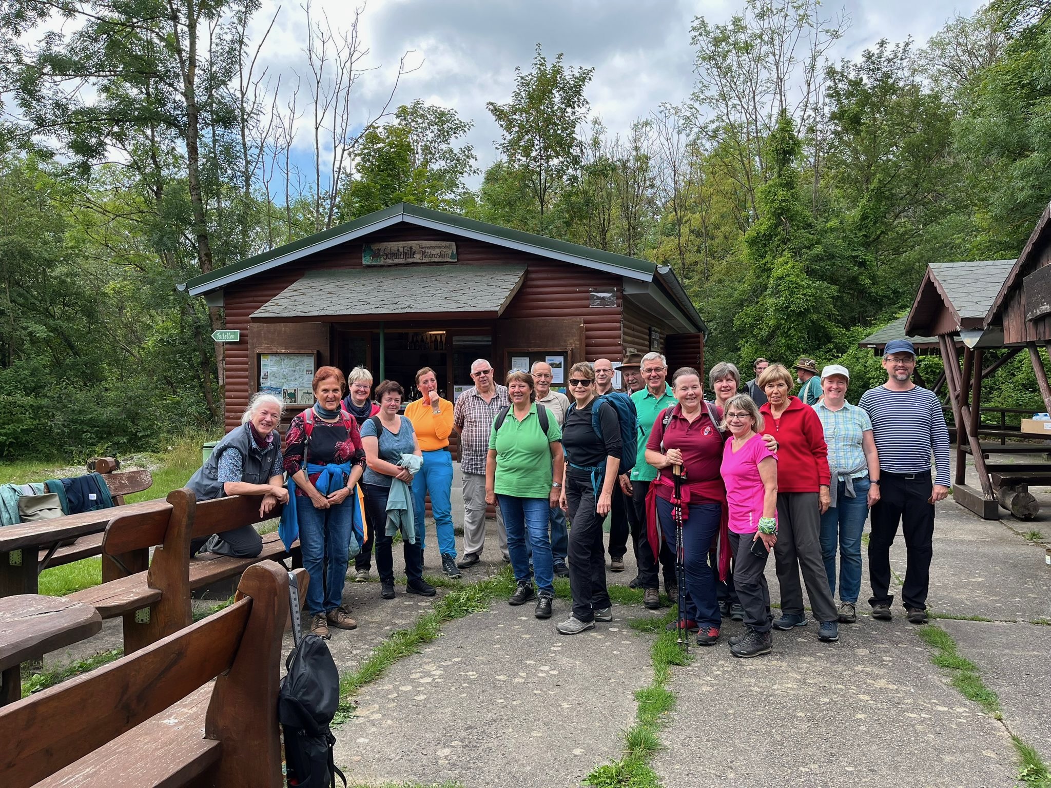 Wandergruppe besucht den Heldrastein