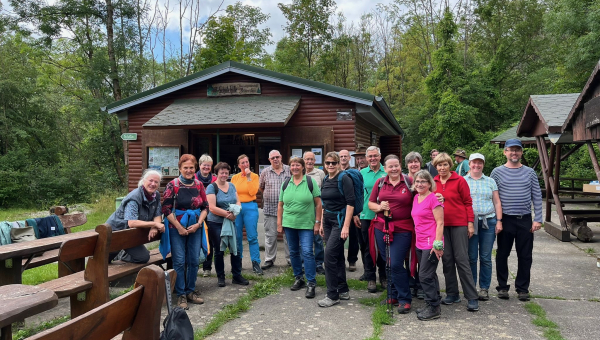 Wandergruppe besucht den Heldrastein